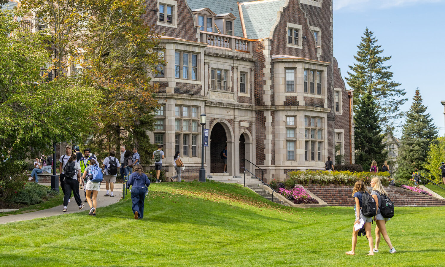 Students walking across the Hobart and William Smith quad