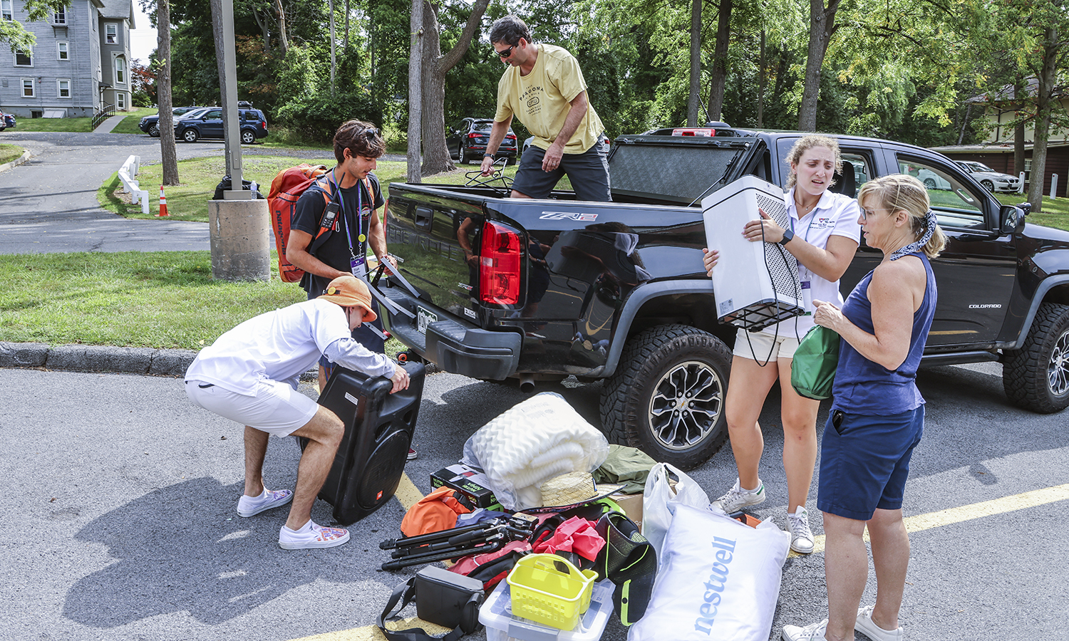 Family and students help Elijah unload truck on move-in day