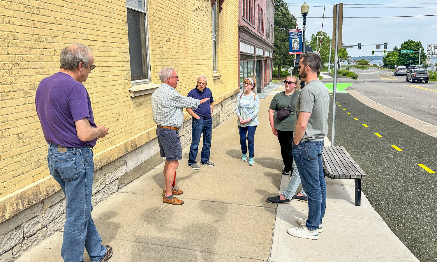 Associate Professor of Art and Architecture Michael Tinkler leads a walking tour of downtown Geneva.