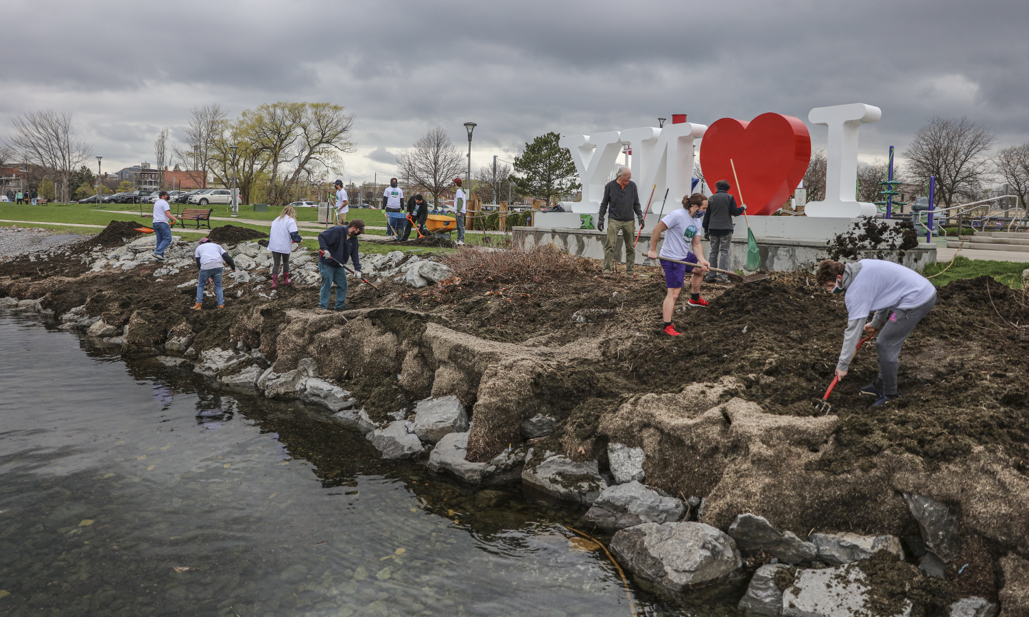 Student clean the lake front