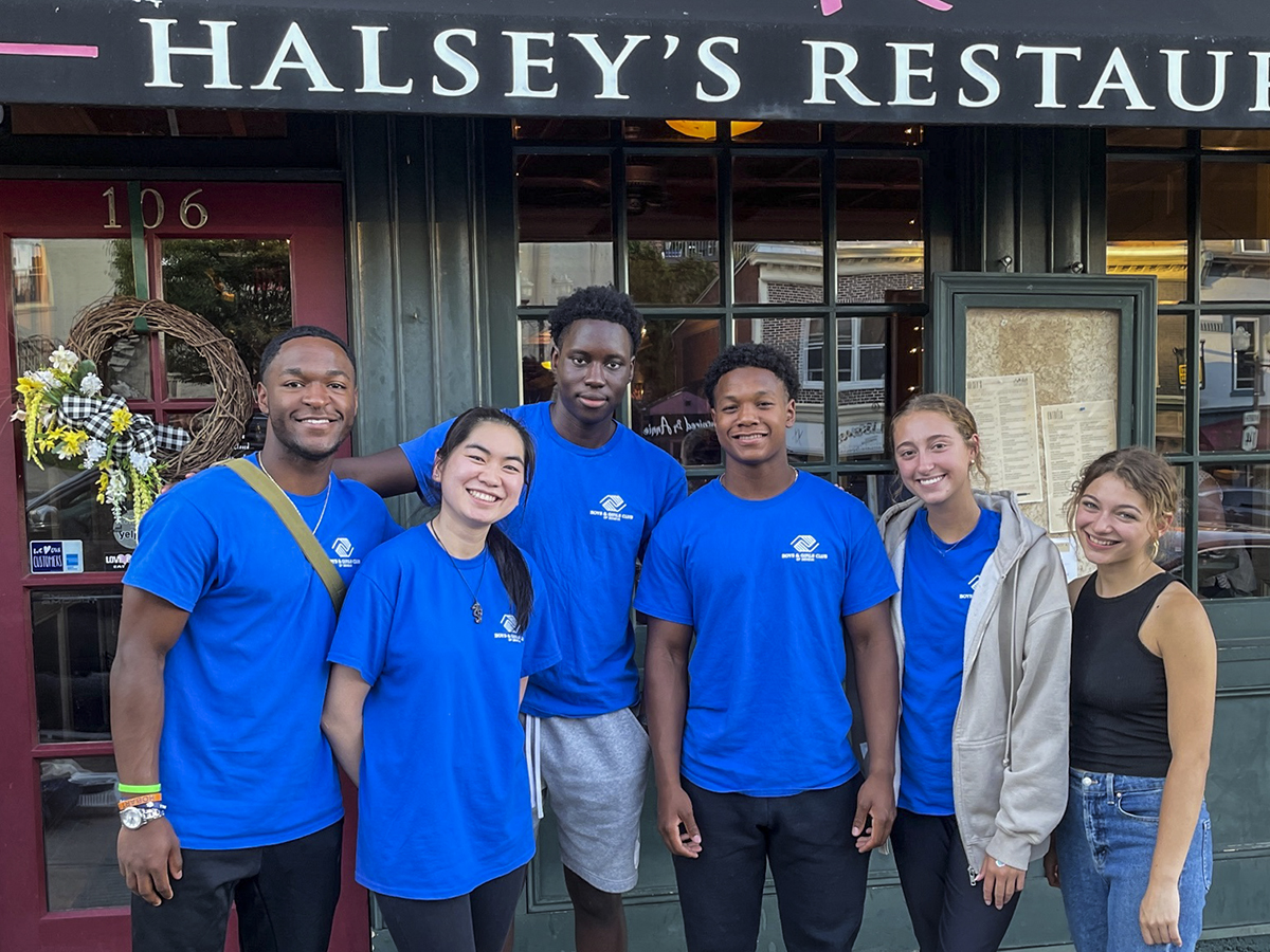 Summer of Service interns Clyde Williams ’24, Grace Bott ’23, Amsata “AD” Diop ’24, Isaiah Cotton ’24, Emma Van Gordier ’24 and Isabella Renzi ’25 gather for a photo after dinner.