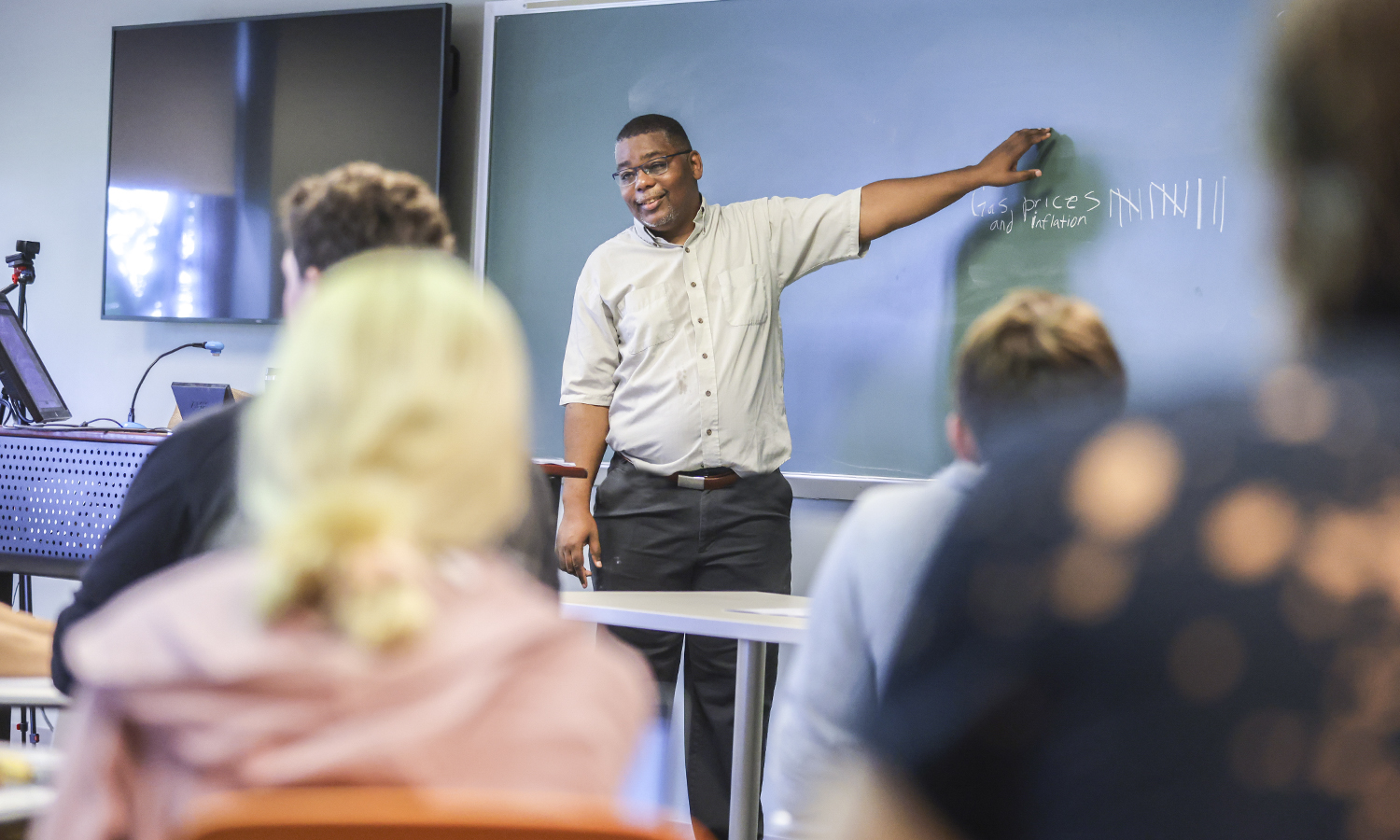 Associate Professor of Political Science DeWayne Lucas leads a class discussion during “Introduction to American Politics.”