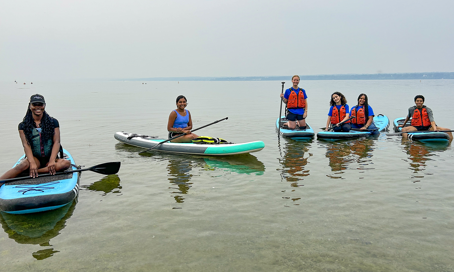 Jamachukwun Atumonyogo ’26, Anjalee Wanduragala ’26, Caroline Ruffner ’25, Wedad Al Rousan ’26, Mia Lugo ’25 and Jordan Hodge ’26 enjoy paddle boarding after a picnic at Seneca Lake State Park.
