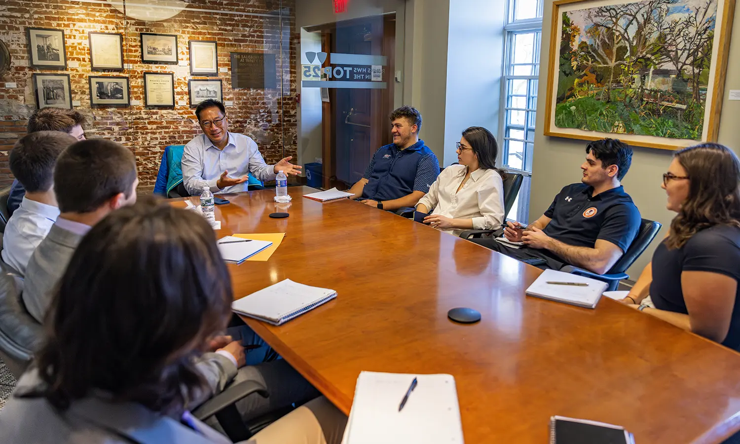 Chairman of Investment Banking at Goldman Sachs and HWS Trustee Stephen Wong ’89 leads a roundtable discussion with students interested in finance.