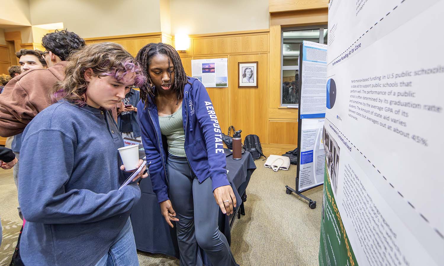 Hawa Bah Wulu ’29 presents what she worked on during the semester in “Encountering Difference” with Associate Professor of Religious Studies Shalahudin Kafrawi. 