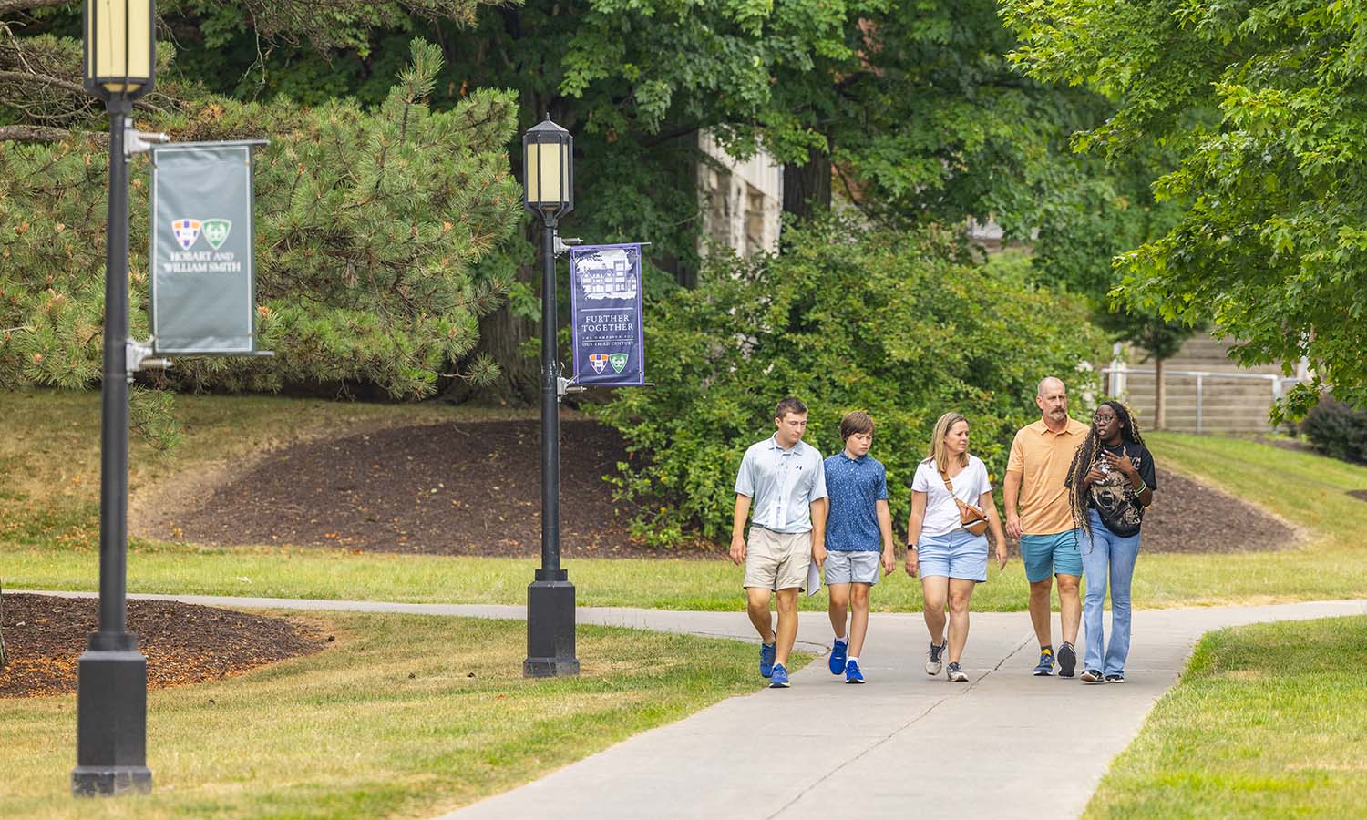 Tana Profitt ’26 leads a tour during the Admissions Summer Open House. 