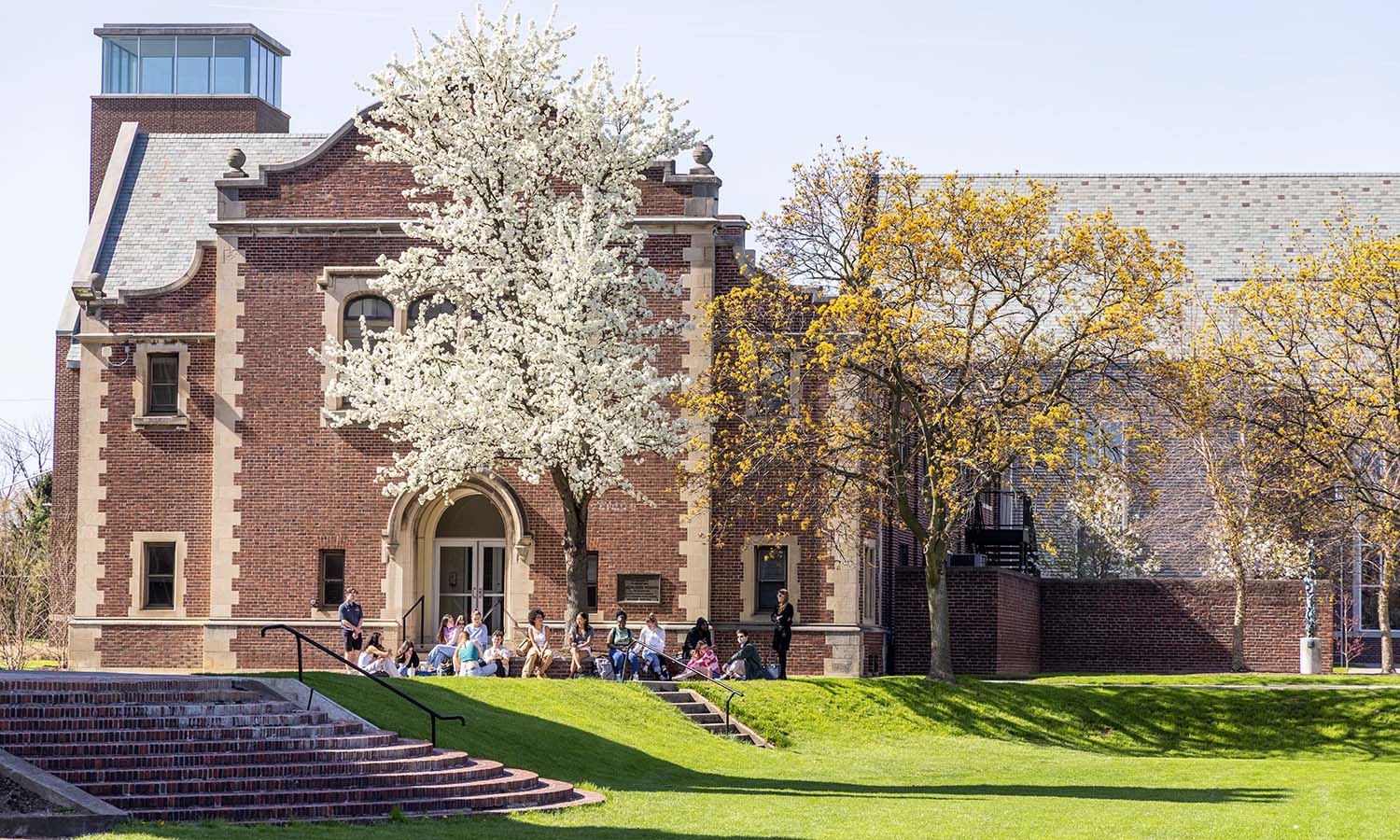 Taking advantage of the beautiful spring weather, Associate Professor of Gender, Sexuality and Intersectional Justice Jessica Hayes-Conroy holds class outside Williams Hall. 