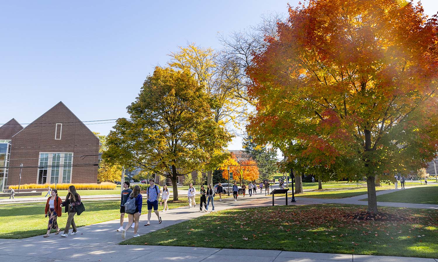 Students walk to the Scandling Campus Center for lunch. 
