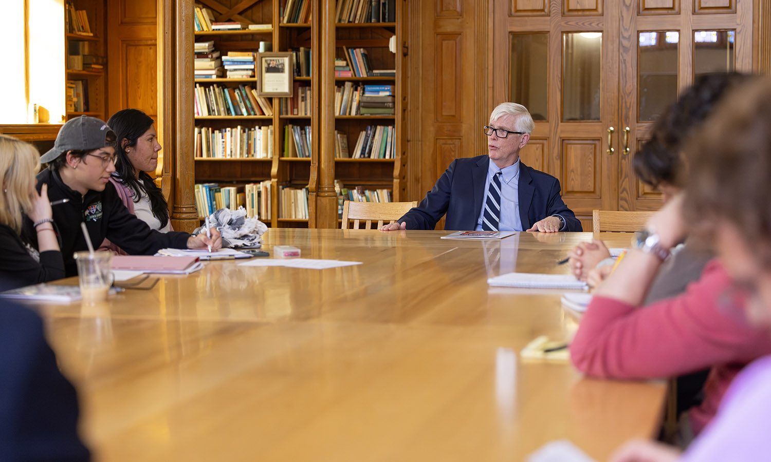 Attorney, author and conservative radio host Hugh Hewitt joins students for a small group discussion in the Blackwell Room before the Stern Family Forum. 