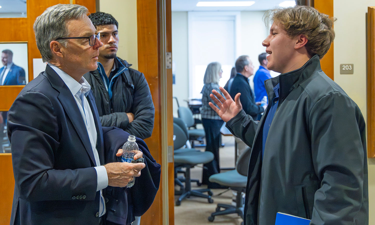 Chair of the Board of Trustees Joe Stein ’85, Partner and Managing Director at Solomon Partners, speaks with students interested in a career in finance and consulting during the Career Office Hours with the Board of Trustees. 