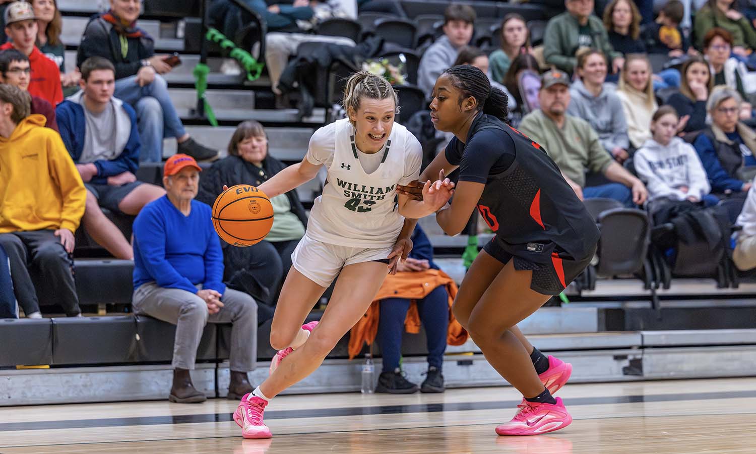 Amelia McCulley ’27 drives to the hoop during William Smith basketball’s victory over Bard. 