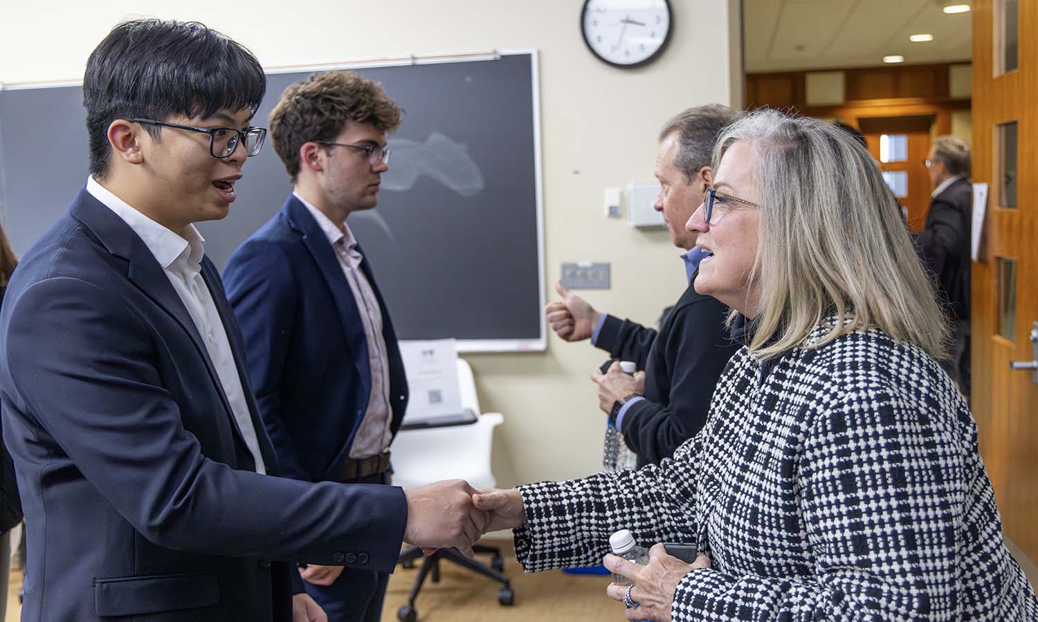 Aileen Gleason ’85, Managing Director at Bank of America, introduces herself to students interested in a career in finance and consulting during the Career Office Hours with the Board of Trustees. 