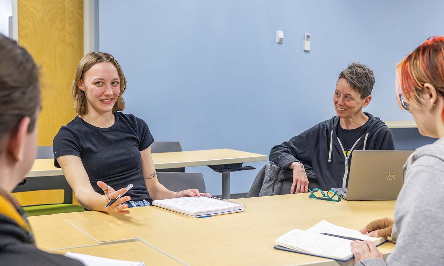 Jo Grejda ’26 shares her reflections with classmates and Professor of Theatre H. May after students in “Theatre Senior Capstone” completed their renowned manifesto presentations based on Dadaist theatre. 