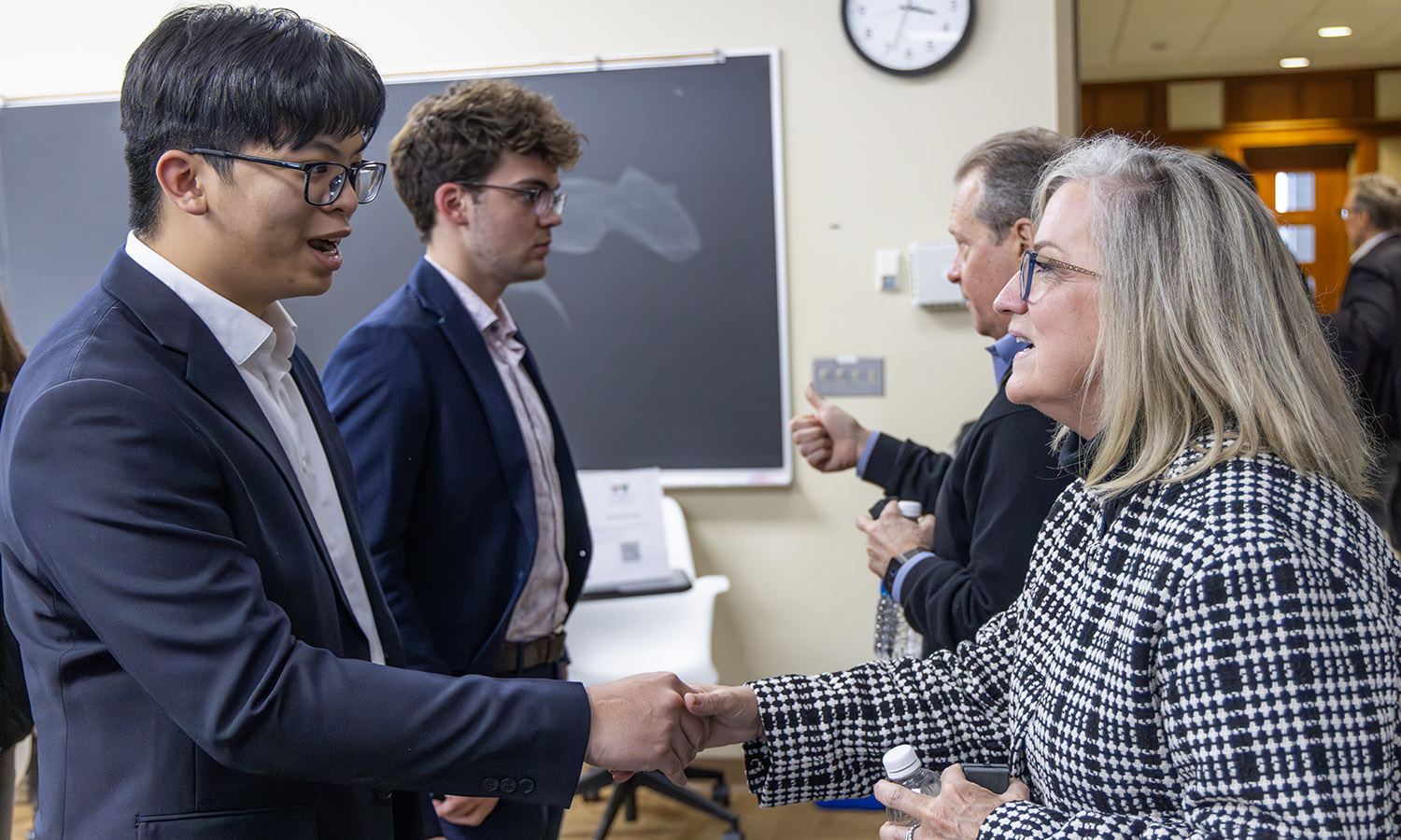 Aileen Gleason ’85, Managing Director at Bank of America, introduces herself to students interested in a career in finance and consulting during the Career Office Hours with the Board of Trustees. 