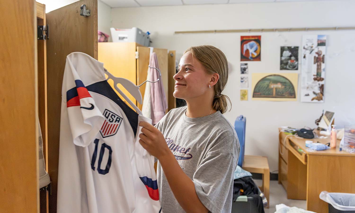 This week, we highlight everything happening around campus to prepare for the start of the fall semester. Here, Analise Pilarski ’28 unpacks her belongings as she moves into Emerson Hall early for William Smith soccer preseason. 