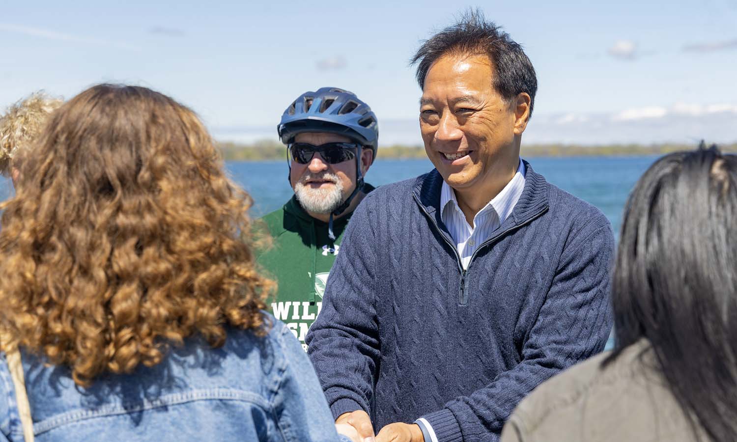 Trustee Stephen Wong ’89 shakes hands with seniors at the Senior Sendoff. The seniors are greeted on the dock by HWS alumni who welcome them into the greater graduate community.  
