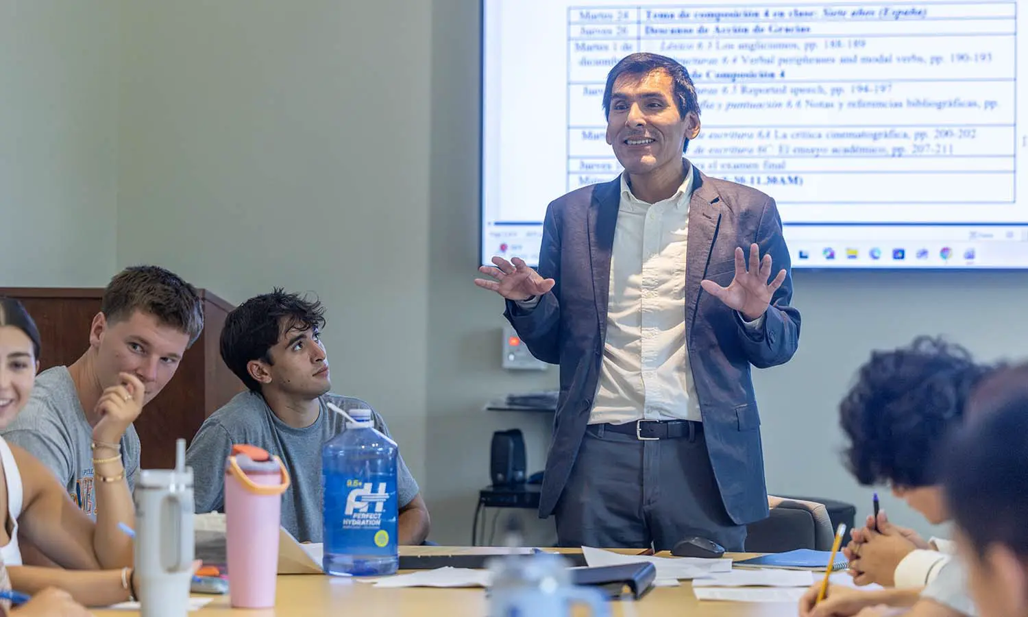 Professor of Spanish, Latin American, and Bilingual Studies Fernando Rodríguez-Mansilla leads a class discussion during “Spanish Writing Workshop.” 