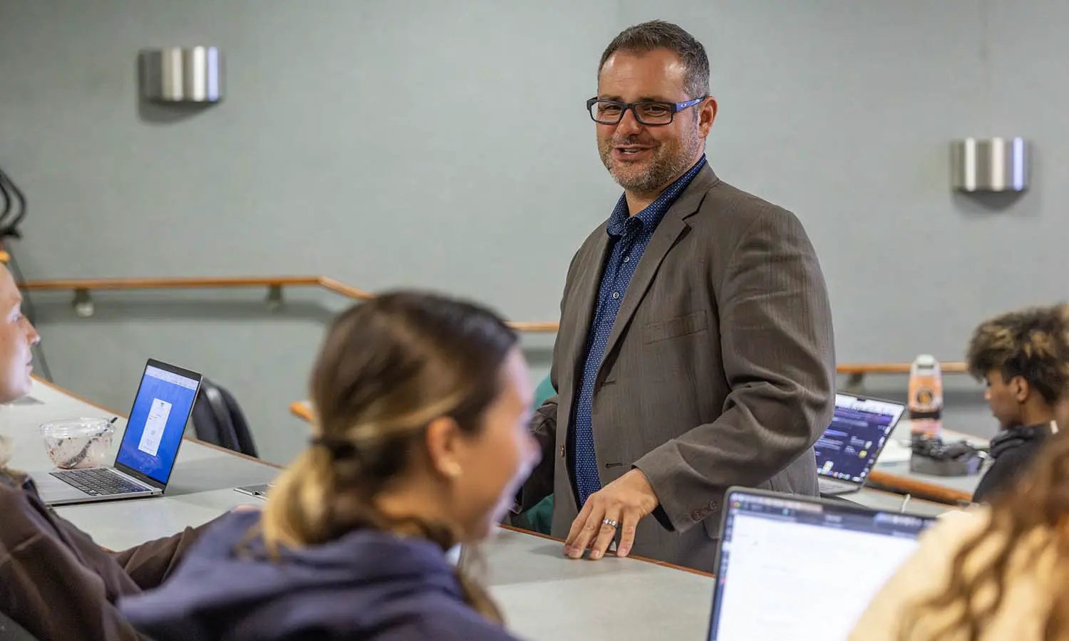 During “Fundamentals of Marketing,” Assistant Professor of Business Management and Entrepreneurship Bryan Adams speaks to students about the strategies companies use to market themselves to customers. 