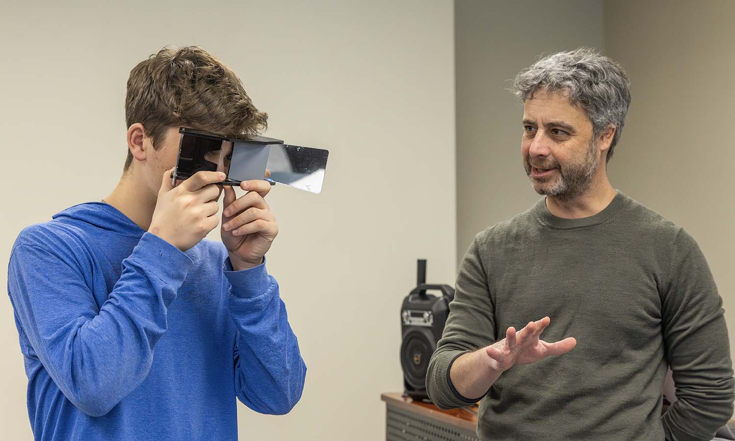 During “Introduction to Psychology,” Professor of Psychological Science Daniel Graham provides advice to Malachi Quinn ’29, who uses a hyperscope as part of a sensation and perception activity. 