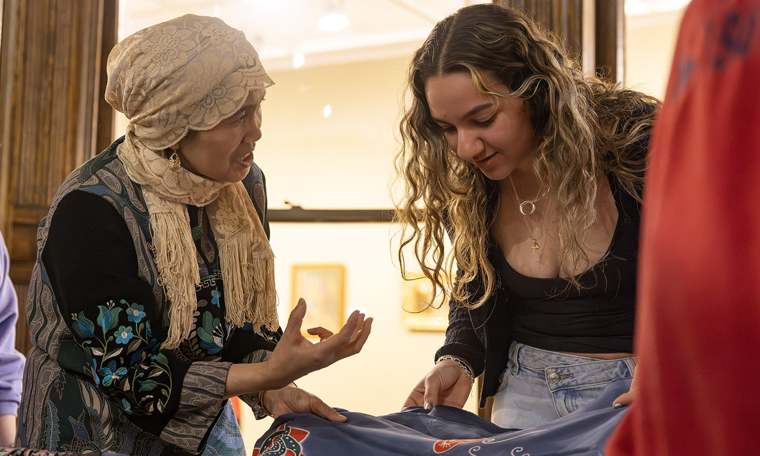 Professor of Religious Studies Etin Anwar visits Professor of Art and Architecture Liliana Leopardi's course "Collections Management" to discuss batik cloths. 