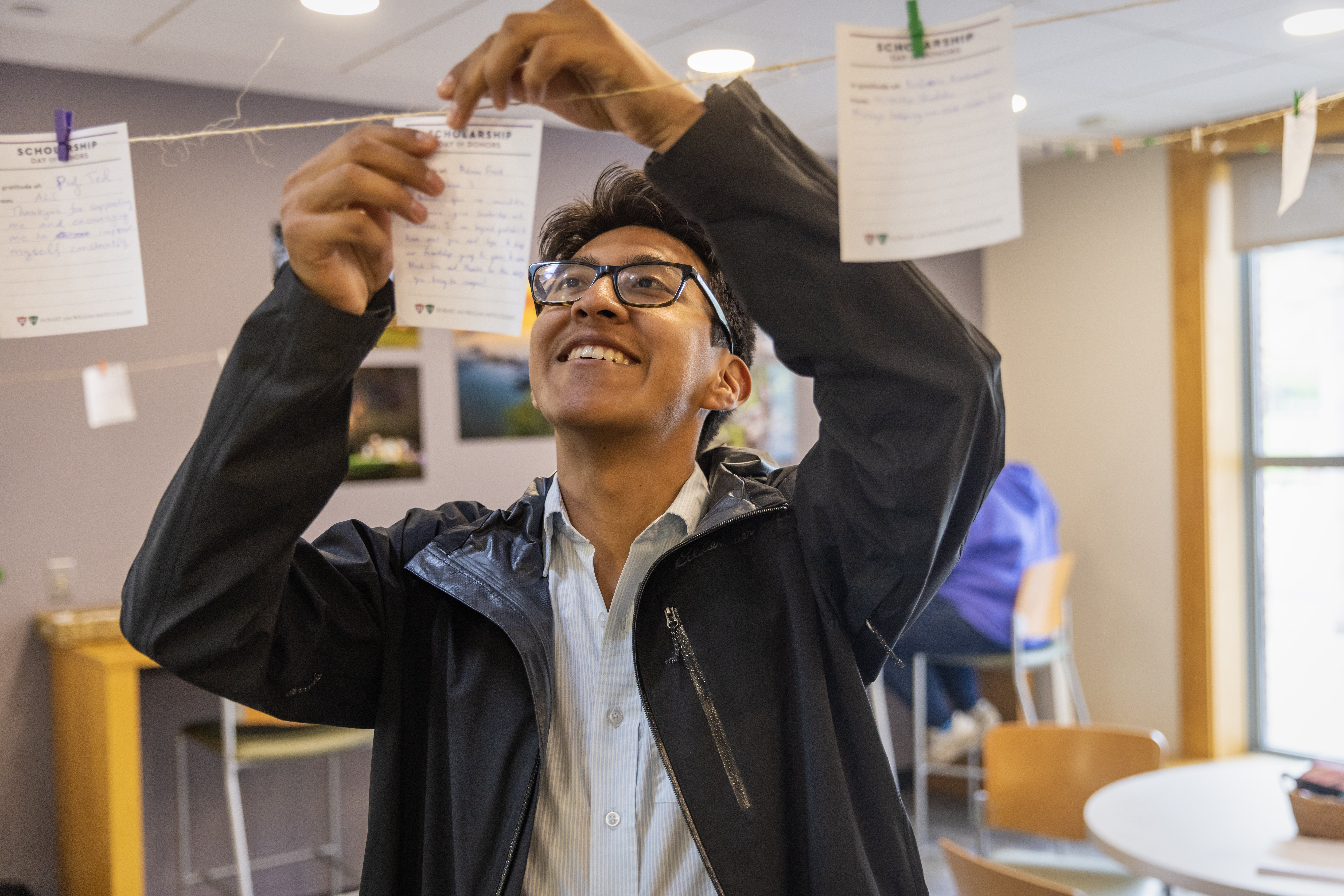 Jonathan Garcia ’23 writes a note of gratitude to professors on National Teacher Appreciation Day during Scholarship Day of Donors.