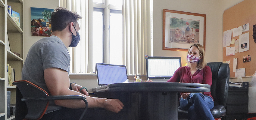 Schneider and Kingery chat in Kingery's office