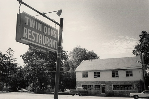 Exterior of the Twin Oaks Restaurant in 1986.