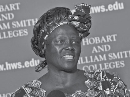 Wangari Maathai speaking on campus.