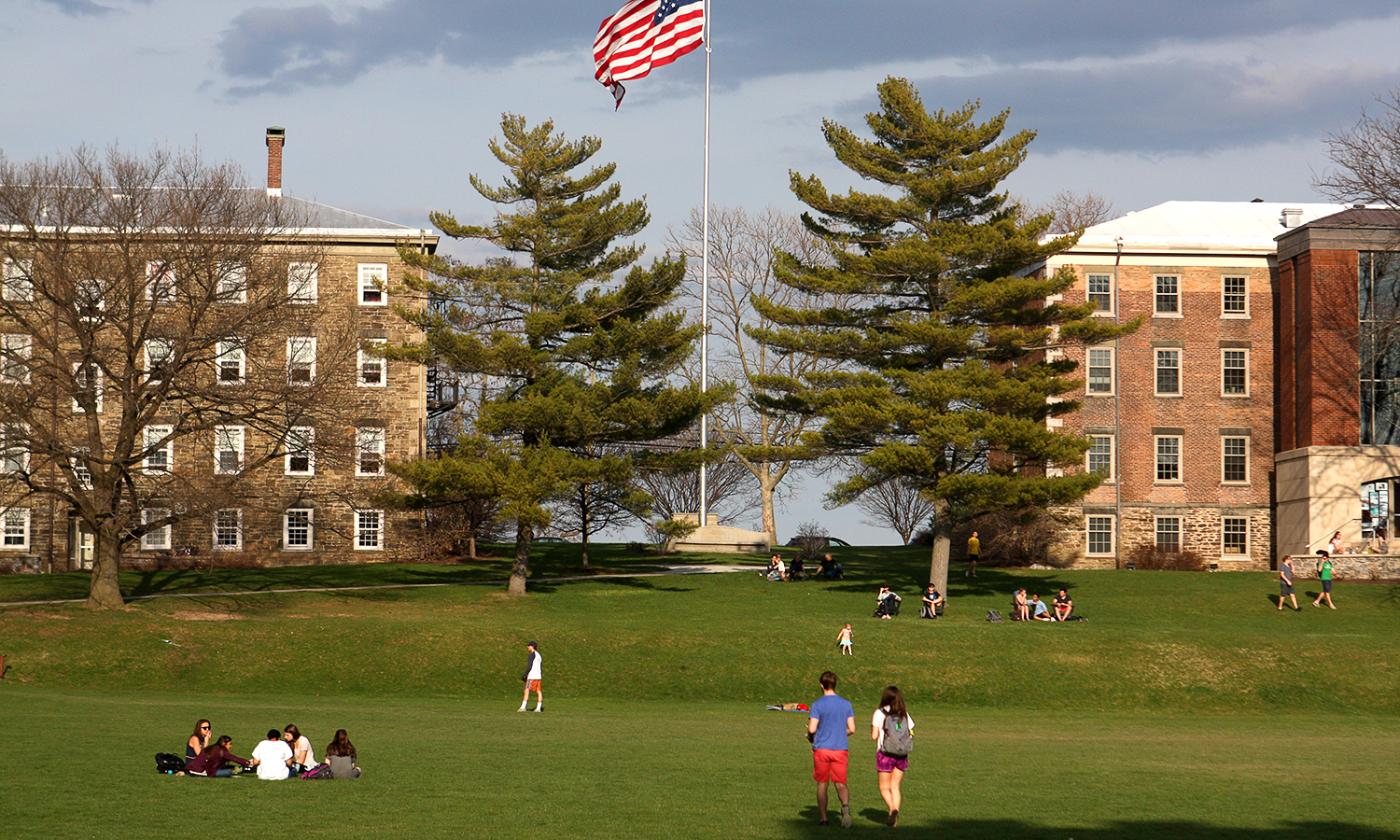 Students enjoy a sunn