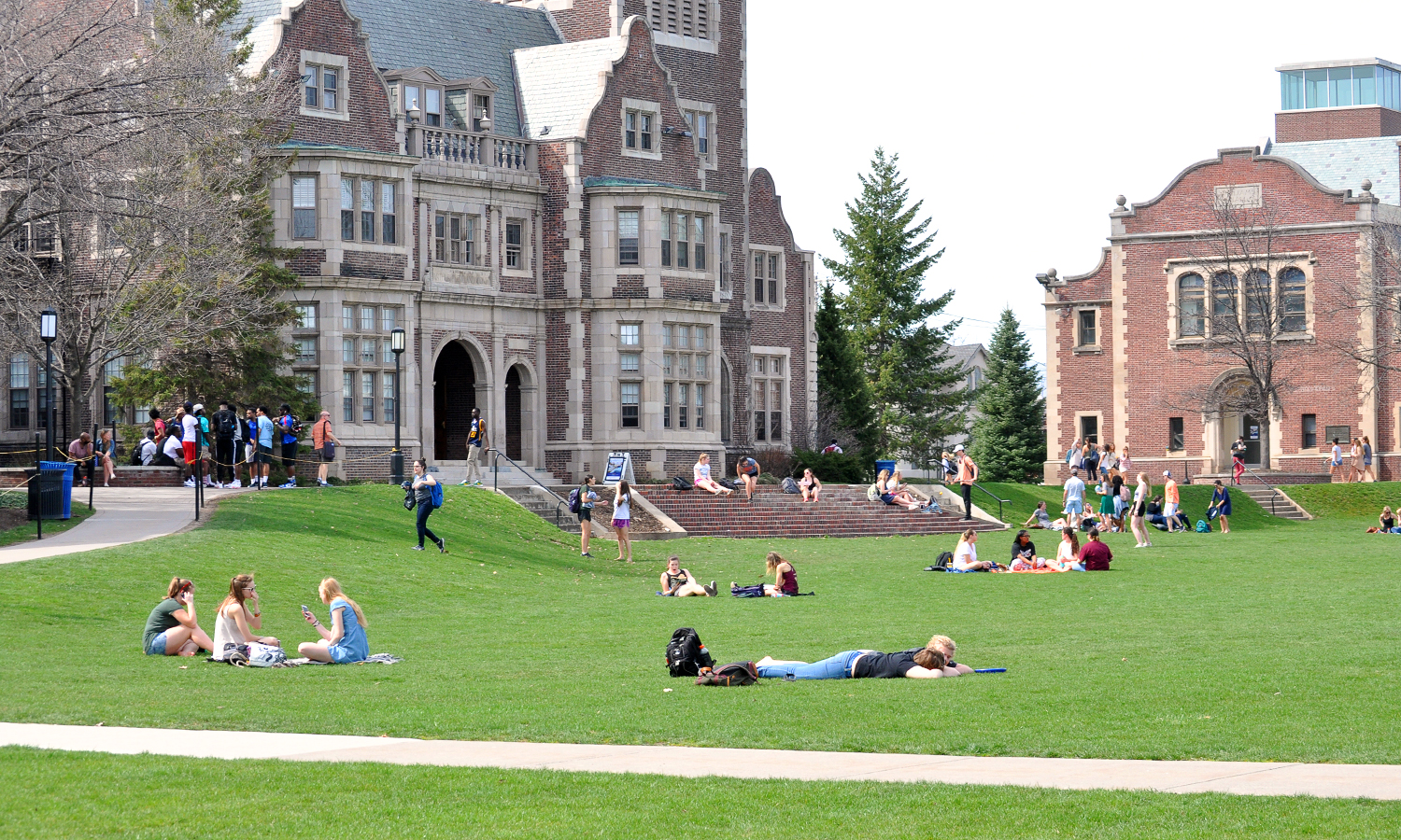 Students enjoy a sunn