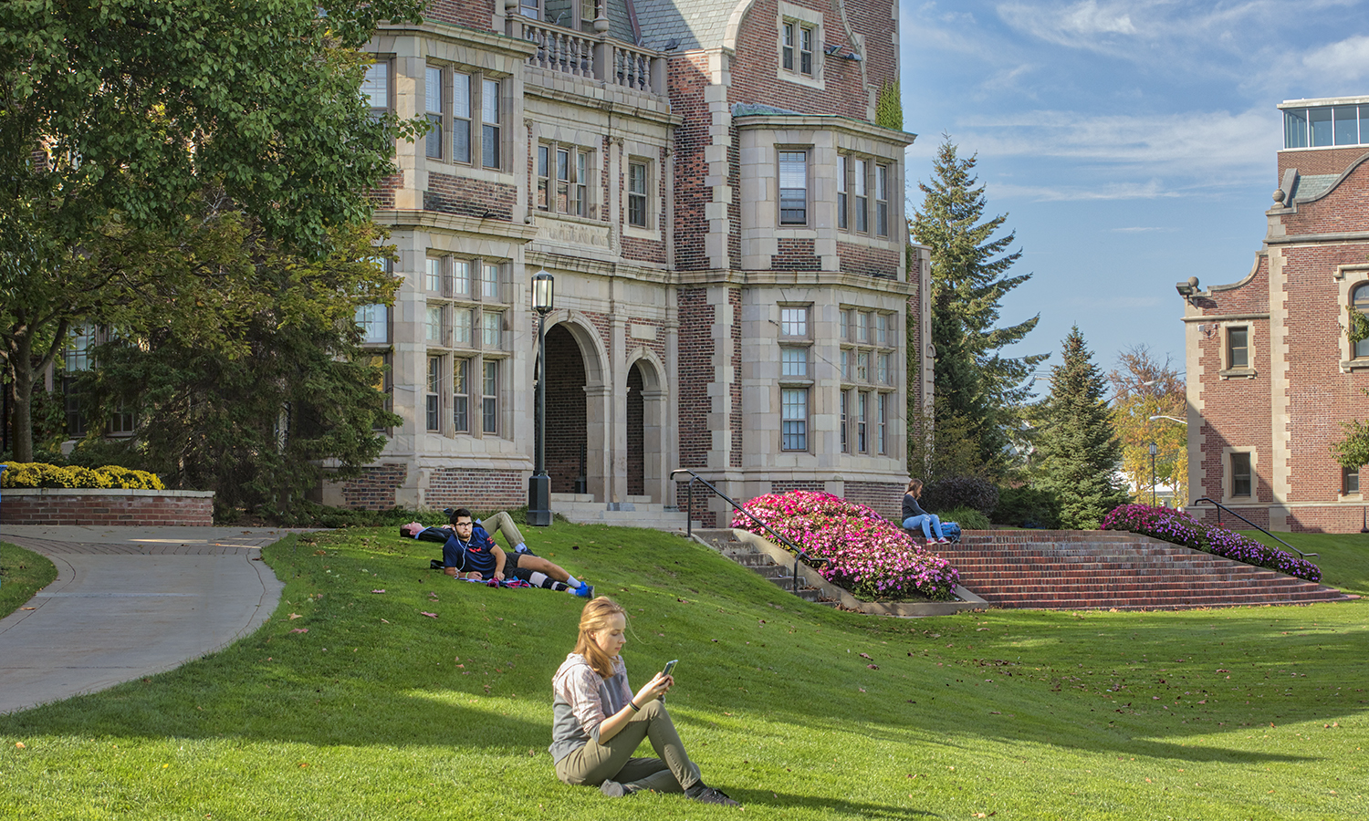 Students enjoy a sunn