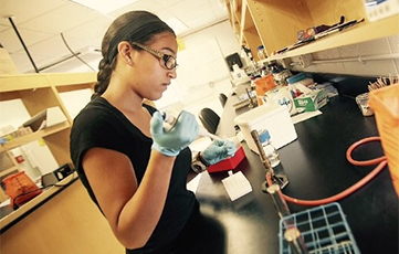 Saravia '16 Earns Prestigious Sloan Scholarship