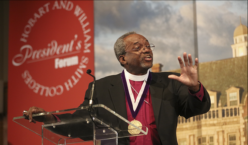 Curry ΓÇÖ75 Receives Hobart Medal of Excellence