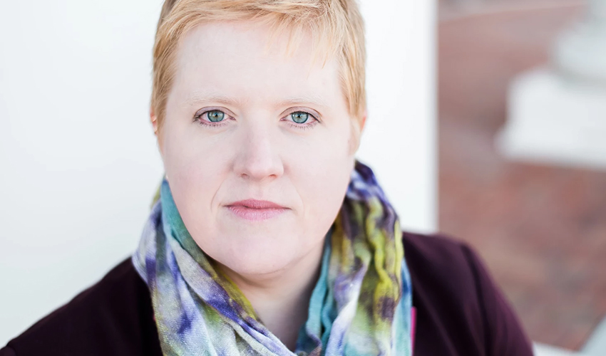 Bremner ΓÇÖ99 Earns Outstanding Faculty Award